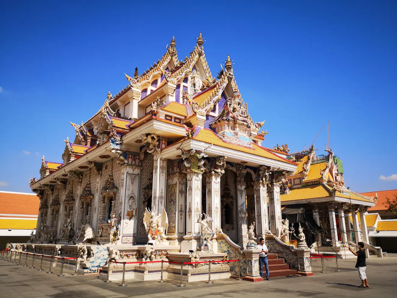Wat Pariwat, el templo de Tailandia donde aparecen personajes famosos.webp